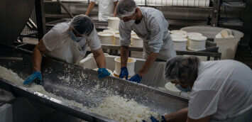 工場で食品を作っている様子