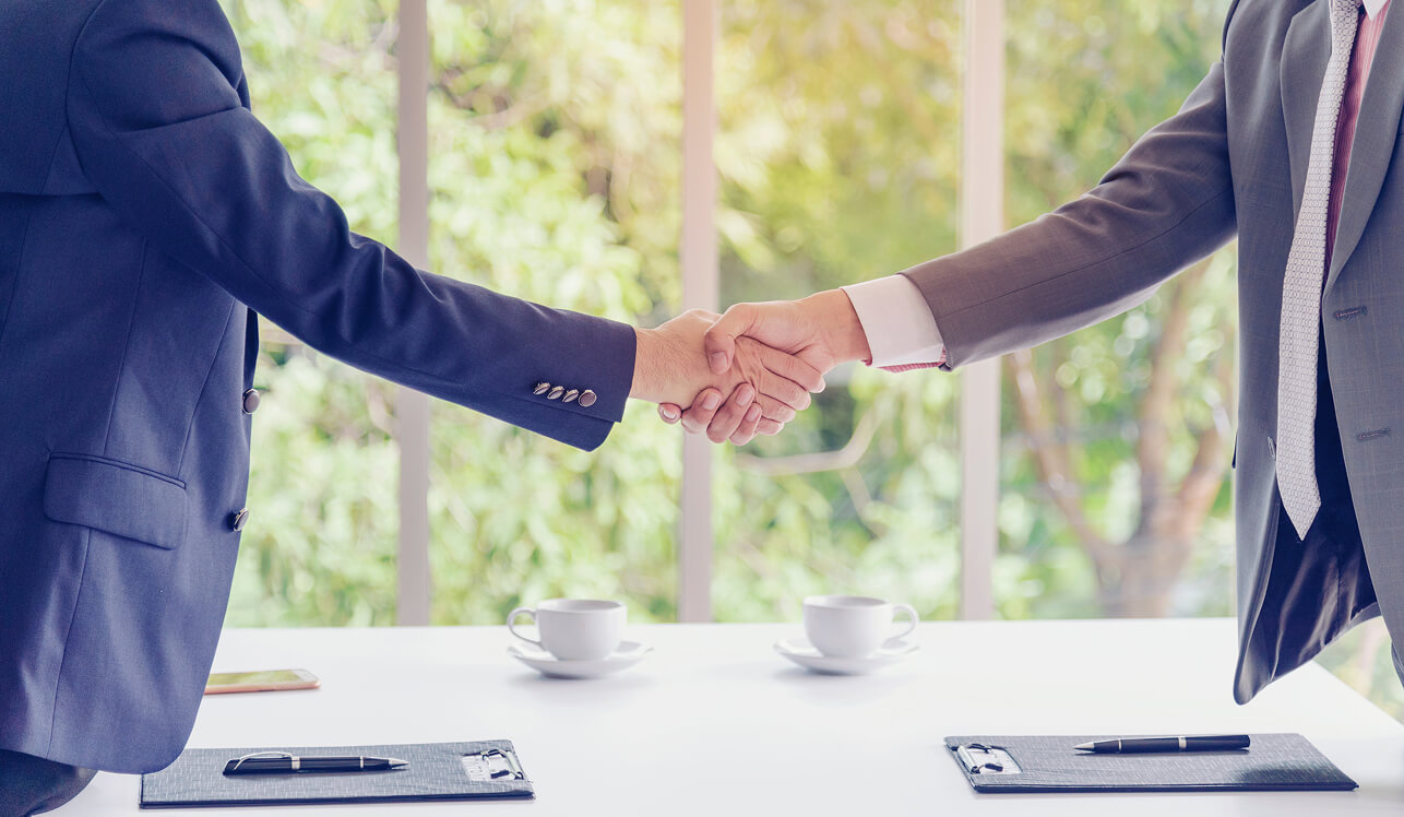 握手をしている様子